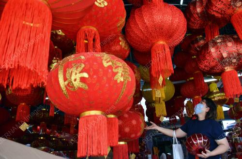 MEMBELI TANGLONG TAHUN BARU CINA