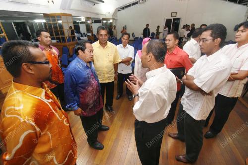 AHMAD MASLAN