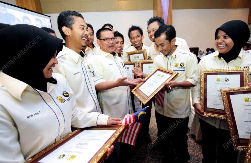 DATUK SERI ADNAN YAAKOB