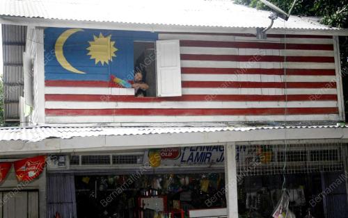 JALUR GEMILANG DI DINDING KEDAI