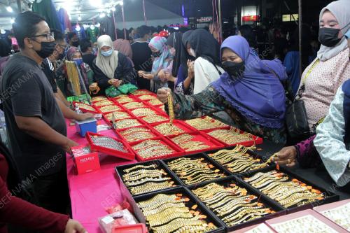 MEMBELI BELAH DI BAZAR AIDILFITRI