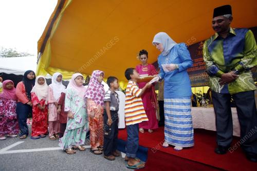 TUNKU AZIZAH AMINAH MAIMUNAH ISKANDARIAH