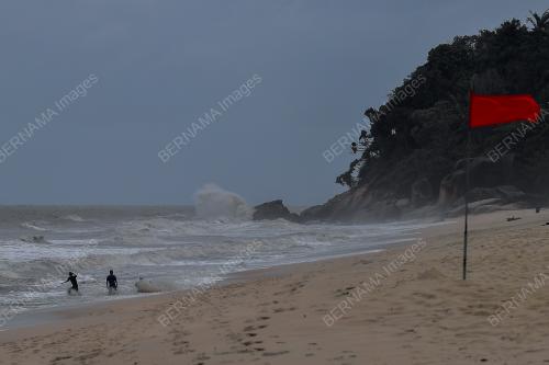 PANTAI TELUK CEMPEDAK BERGELORA