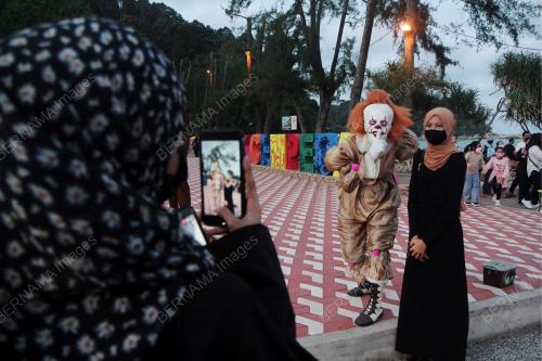 PENGHIBUR JALANAN CERIAKAN PENGUNJUNG