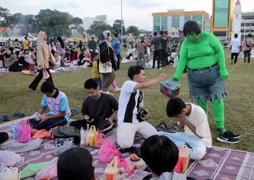 PENGHIBUR JALANAN DI PADANG MBK 1