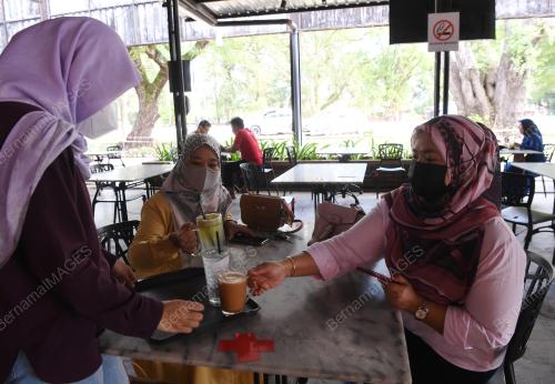 MAKAN DI KEDAI PELAN PEMULIHAN NEGARA