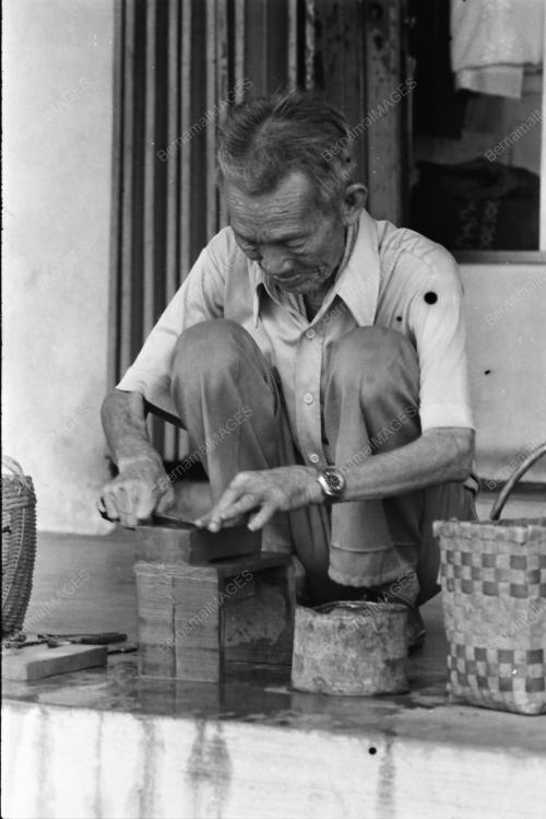 Mencari makan mengasah pisau