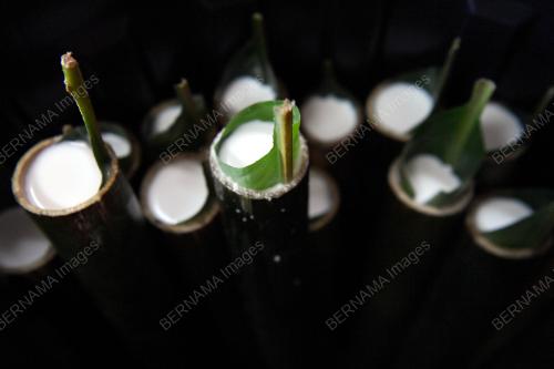 LEMANG DAUN LEREK LARIS DI AIDILFITRI
