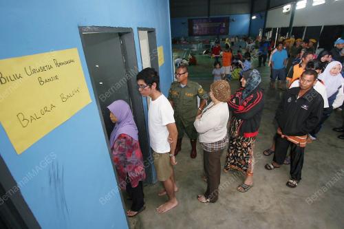 MANGSA DI PUSAT PEMINDAHAN BANJIR