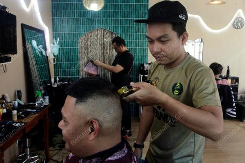TINJAUAN KEDAI GUNTING RAMBUT MENJELANG RAYA