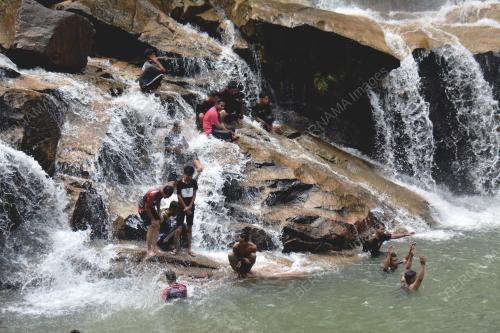 AKTIVITI ORANG RAMAI BERKELAH DI AIR TERJUN SUNGAI PANDAN