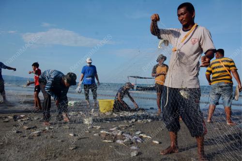 NELAYAN MEMUKAT DI PANTAI