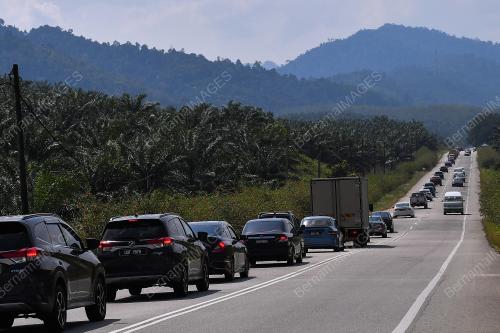 ALIRAN TRAFIK MULAI SESAK MENGHALA PANTAI TIMUR