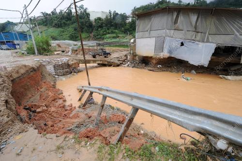 PH04_08114_BANJIR_08112014