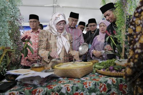 TENGKU AZIZAH AMINAH MAIMUNAH ISKANDARIAH