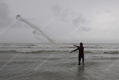 MENJALA IKAN PADA MUSIM TENGKUJUH
