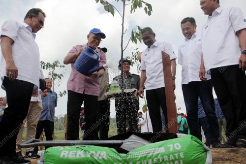DATUK SERI TAKIYUDDIN HASSAN