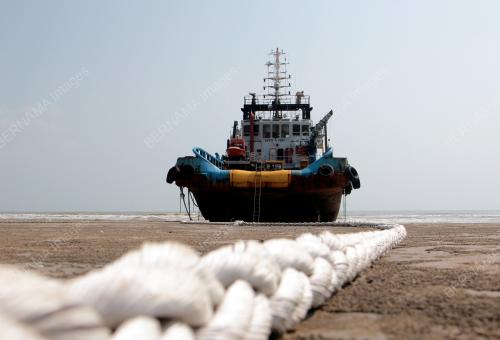 KAPAL TUNDA TERSADAI DIHANYUTKAN OMBAK
