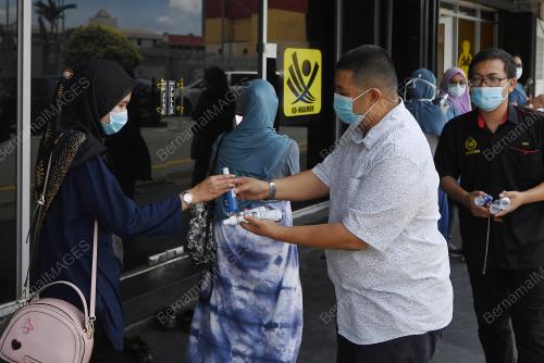 WARGA KUANTAN SERBU KEDAI EMAS