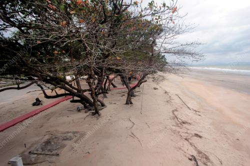 SUASANA PANTAI SEPAT LENGANG MASA PKP