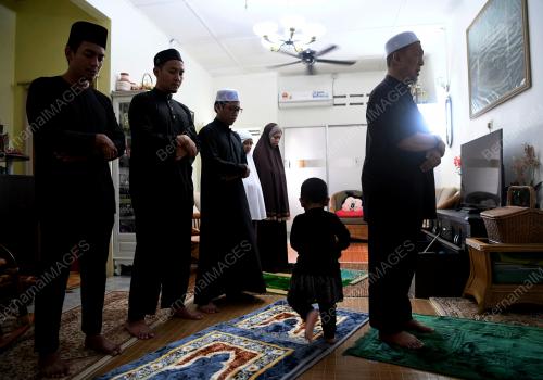 SOLAT RAYA AIDILFITRI DI RUMAH