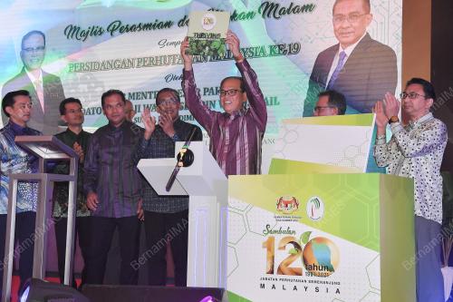 DATUK SERI WAN ROSDY WAN ISMAIL & DATUK SERI TAKIYUDDIN HASSAN