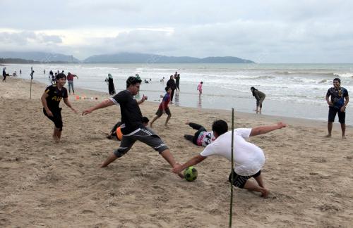 PENGUNJUNG PANTAI KEMPADANG