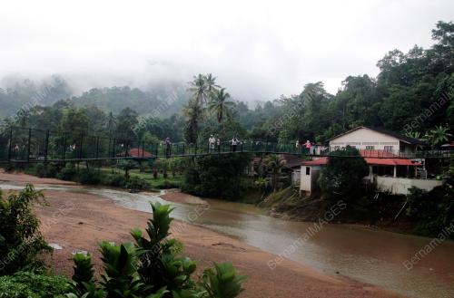 TARIKAN JAMBATAN GANTUNG DI SUNGAI LEMBING