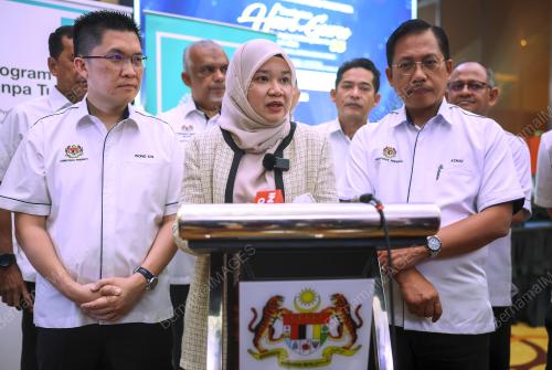 FADHLINA SIDEK
