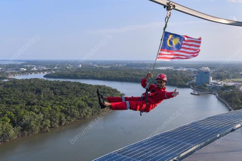 PETUGAS KUANTAN 188 ZAHIR RASA CINTA KEPADA NEGARA DI UDARA