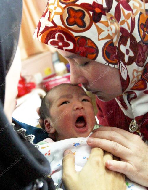 TUNKU AZIZAH AMINAH MAIMUNAH ISKANDARIAH