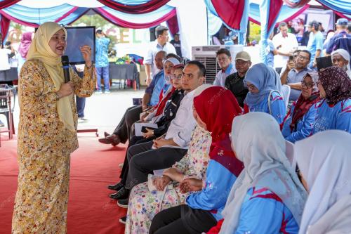 FADHLINA SIDEK