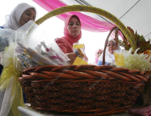 TENGKU AZIZAH AMINAH MAIMUNAH ISKANDARIAH