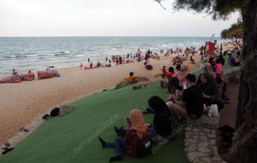 PENGUNJUNG DI PANTAI TELUK CEMPEDAK