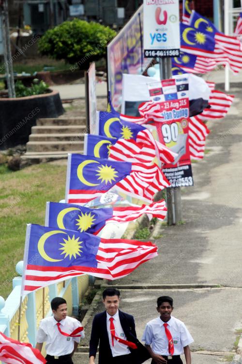 PH04_17082015_BENDERA