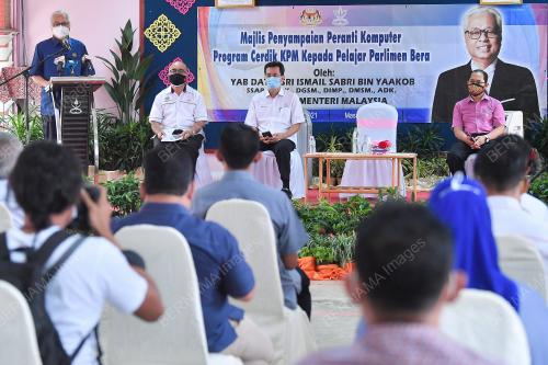 DATUK SERI ISMAIL SABRI YAAKOB