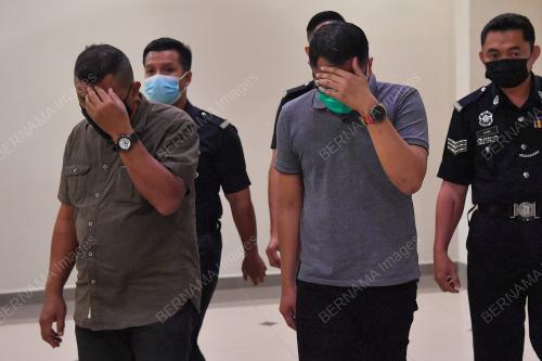 TIGA KAKITANGAN ANGKATAN PERTAHANAN AWAM (APM) DIDAKWA MEMINTA RASUAH