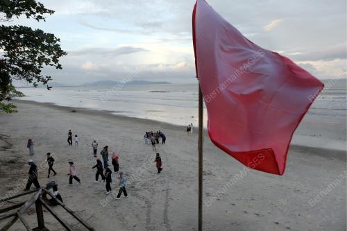 BENDERA MERAH LARANGAN MANDI LAUT