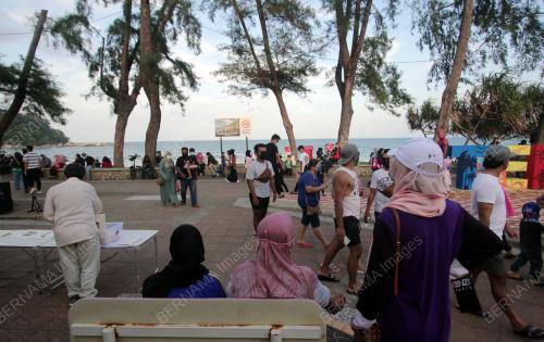 TINJAUAN ORANG RAMAI DI PANTAI TELUK CEMPEDAK
