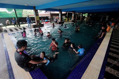 MANDI KOLAM SEJUKKAN BADAN