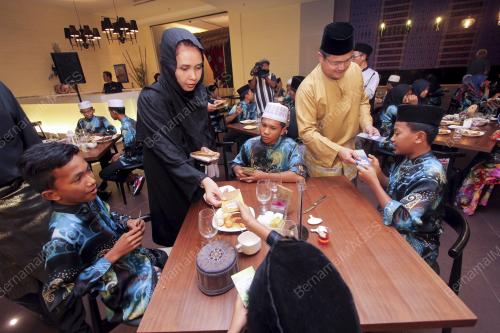 PH04_19062015_BERBUKA