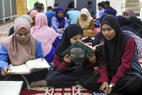 BELIA ORANG ASLI BERTADARUS AL QURAN