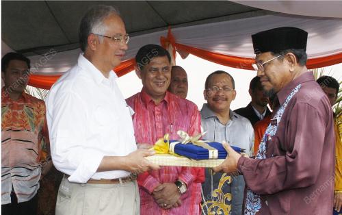 MOHD NAJIB TUN ABDUL RAZAK