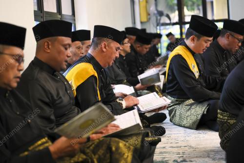 TENGKU HASSANAL BERANGKAT KE MAJLIS TAHLIL, ZIARAH MAKAM DIRAJA