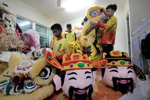 PERSIAPAN PENARI TARIAN SINGA