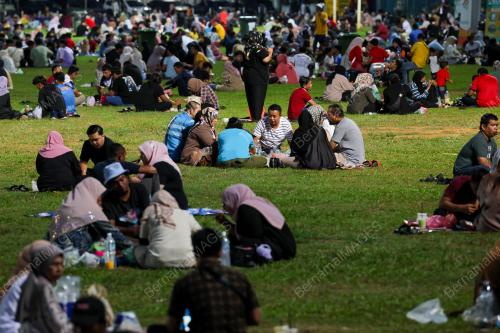 BERBUKA PUASA DI TEMPAT TERBUKA