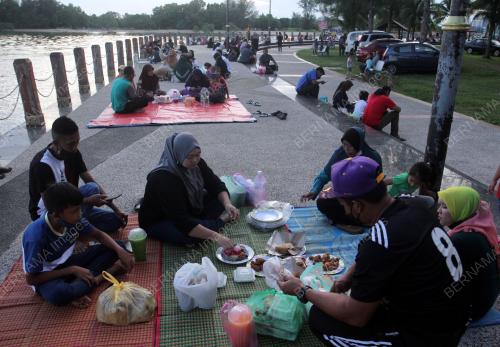 BERBUKA DI ESPLANADE TANJUNG API