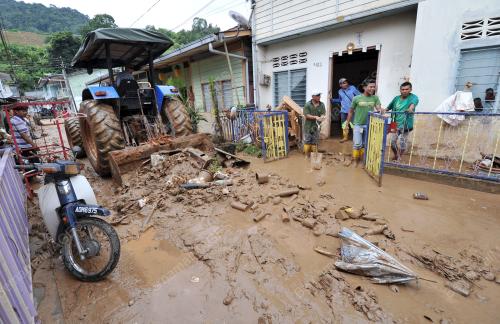 PH04_24102013_BANJIR_LUMPUR
