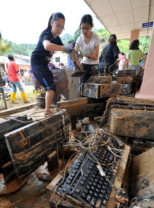 PH04_25102013_BANJIR_LUMPUR