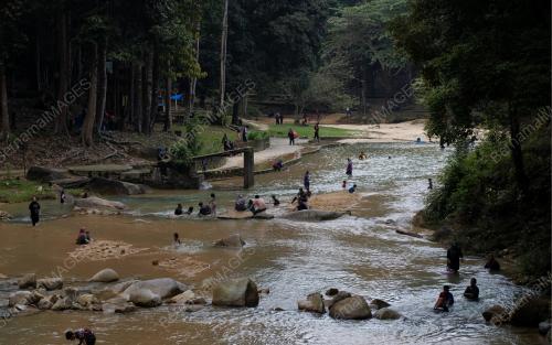 BERKELAH DI AIR TERJUN
